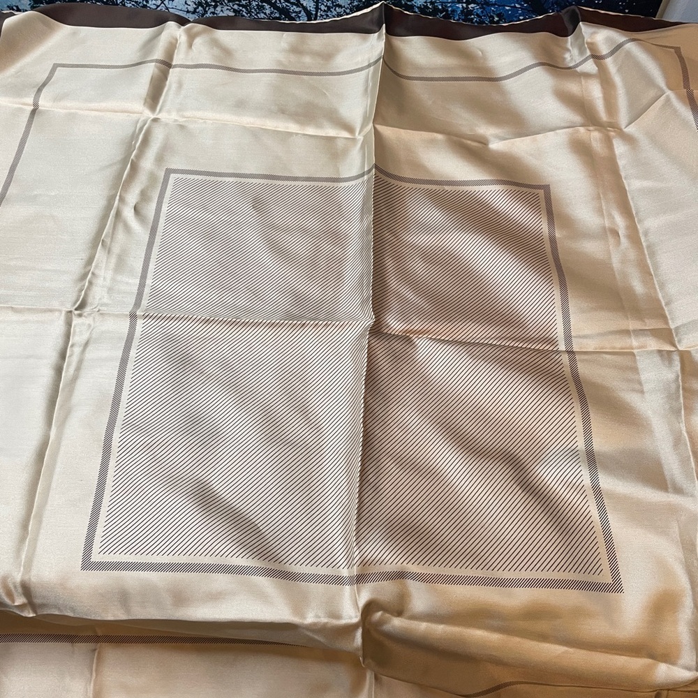 Burberrys of London Cream and Brown Scarf 100% Silk New Condition - Picture 4 of 6